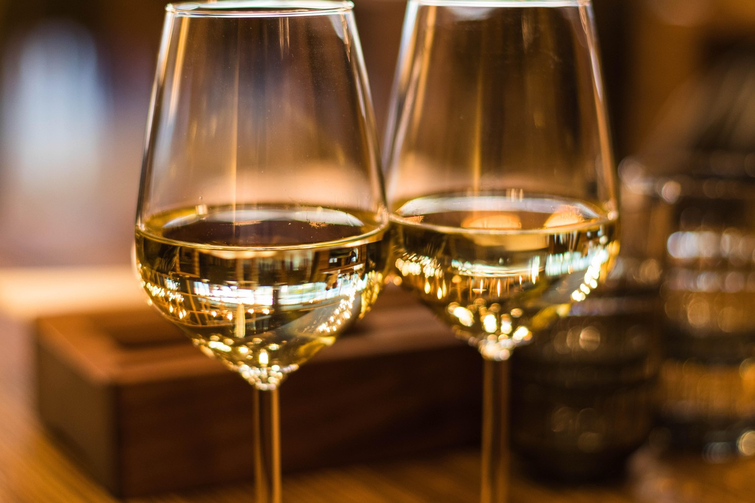 Amway Grand_Two Wine Glasses_White Wine