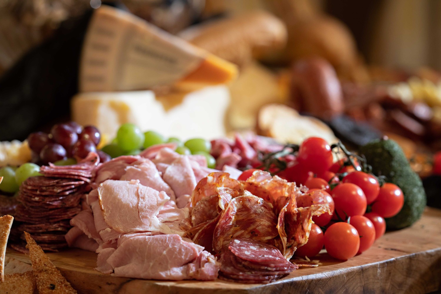 Amway Grand_Banquet Charcuterie Board_Meat_Cheese_Grapes_Tomatoes_Bread_Crackers