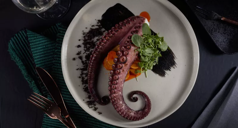 Amway Grand_MDRD_Pulpo la Gallega_Octopus_Squid Ink_Silverware_Napkin_Plate_white Wine