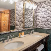 Plaza Luxury Suite Full Bathroom