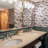 Plaza Luxury Suite Full Bathroom