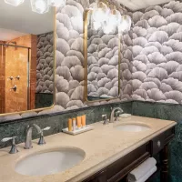 Plaza Luxury Suite Full Bathroom