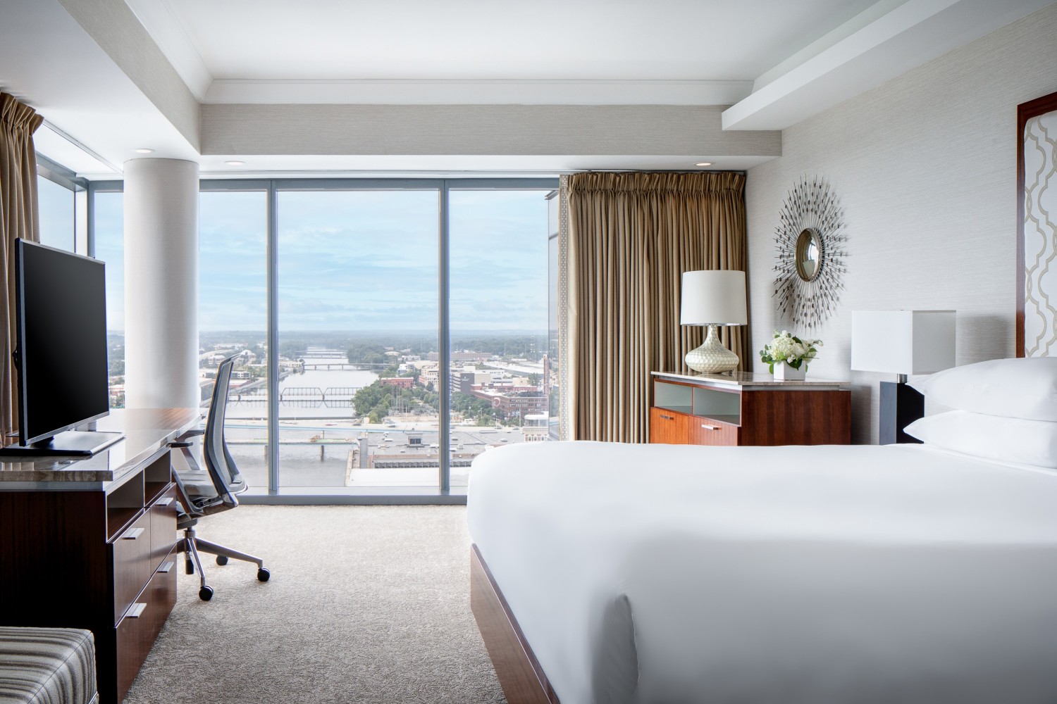 Amway Grand_River View King_Tower_King Bed_Bench_Dresser_TV_Desk_Chair_Window_River View_Dresser_Lamps