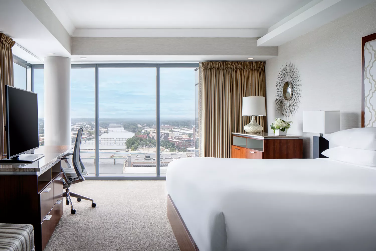Amway Grand_River View King_Tower_King Bed_Bench_Dresser_TV_Desk_Chair_Window_River View_Dresser_Lamps